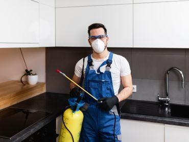 Técnico realizando avaliação de ambiente